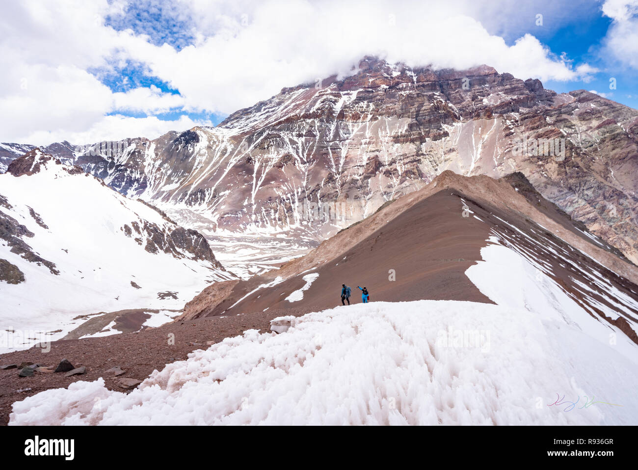 Avventura con montagne, neve, bellissimi cieli, e più in Aconcagua Parco nazionale. Insane vedute delle Ande Foto Stock