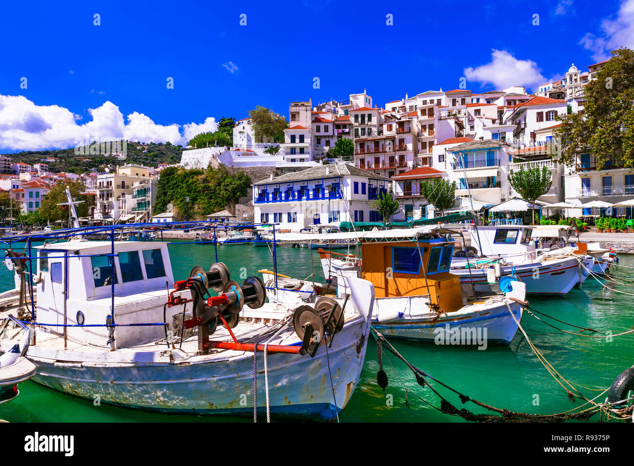 Bella Skopelos island,vista con tradizionali barche da pesca e case bianche,Grecia. Foto Stock