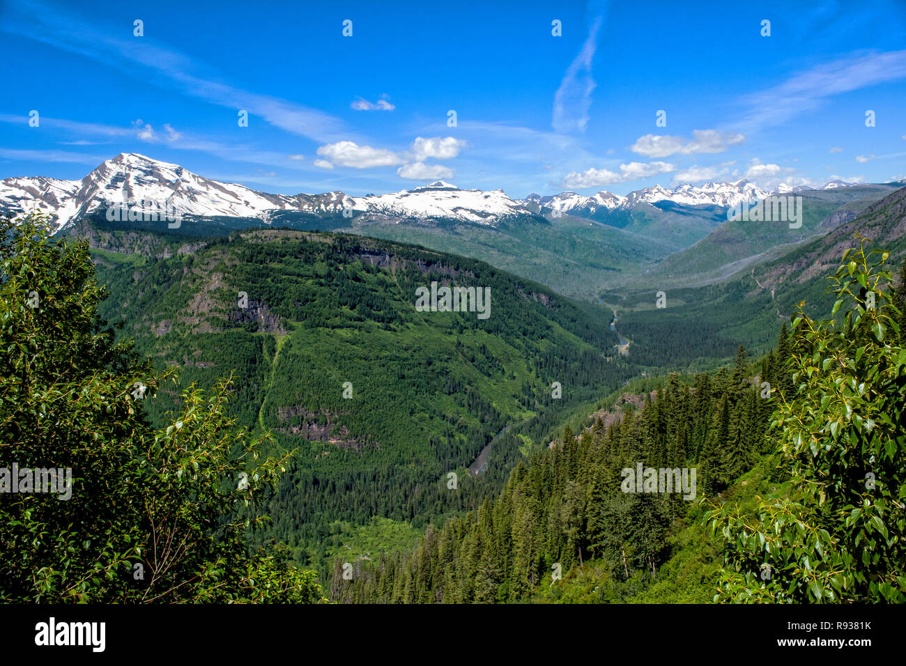 Il Parco Nazionale di Glacier paesaggio in estate con interessanti formazioni di nubi Foto Stock