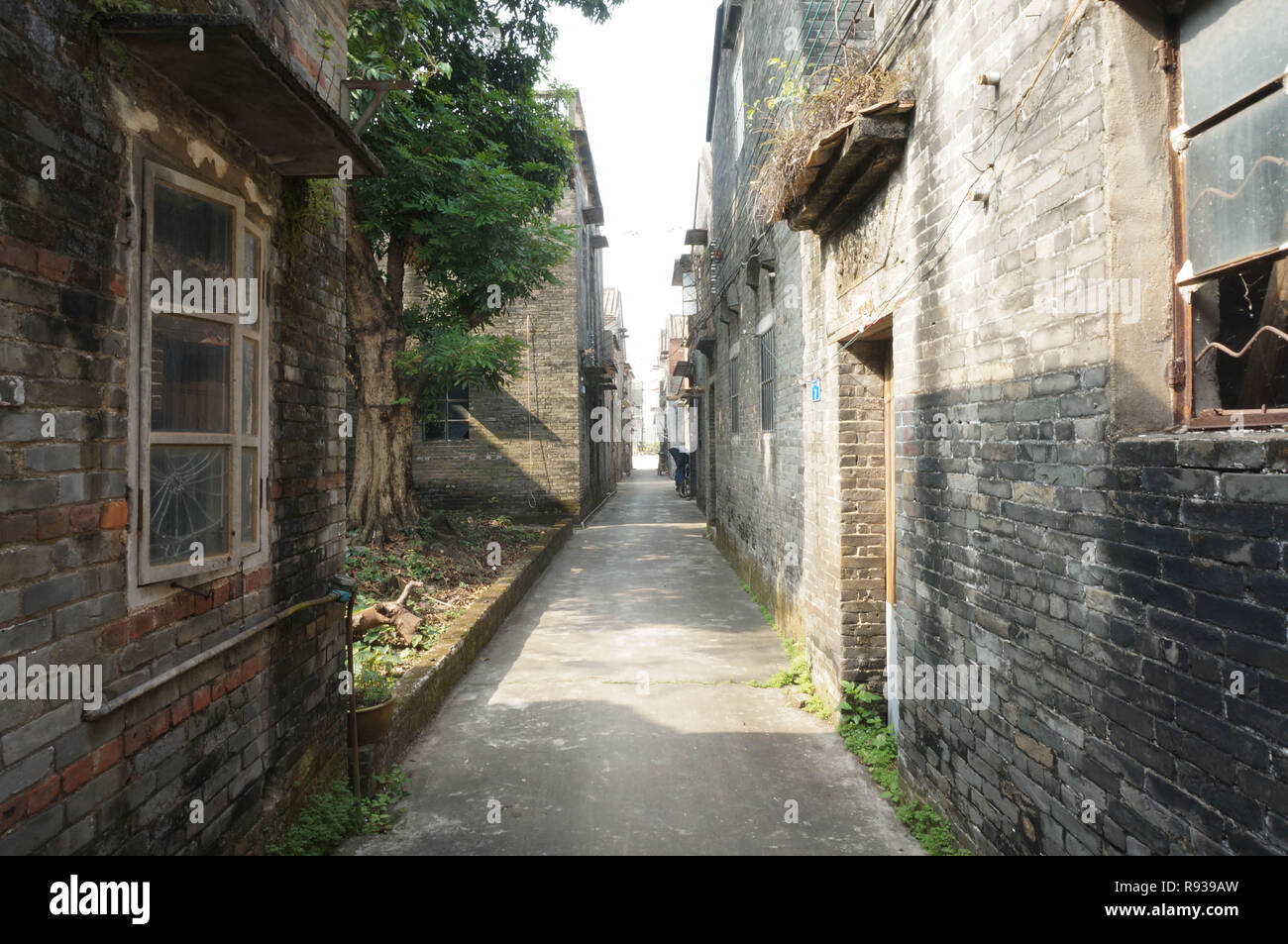 Un corridoio verso il basso un villaggio cinese del XIX secolo. Foto Stock