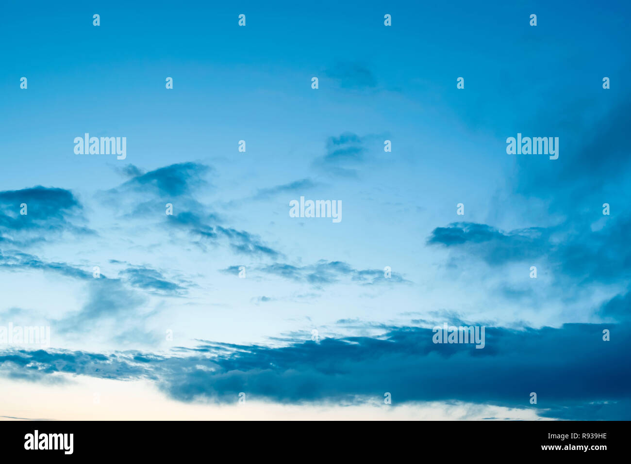 Cumulus nubi del tramonto con il tramonto. Cielo blu sfocate sfocatura dello sfondo Foto Stock