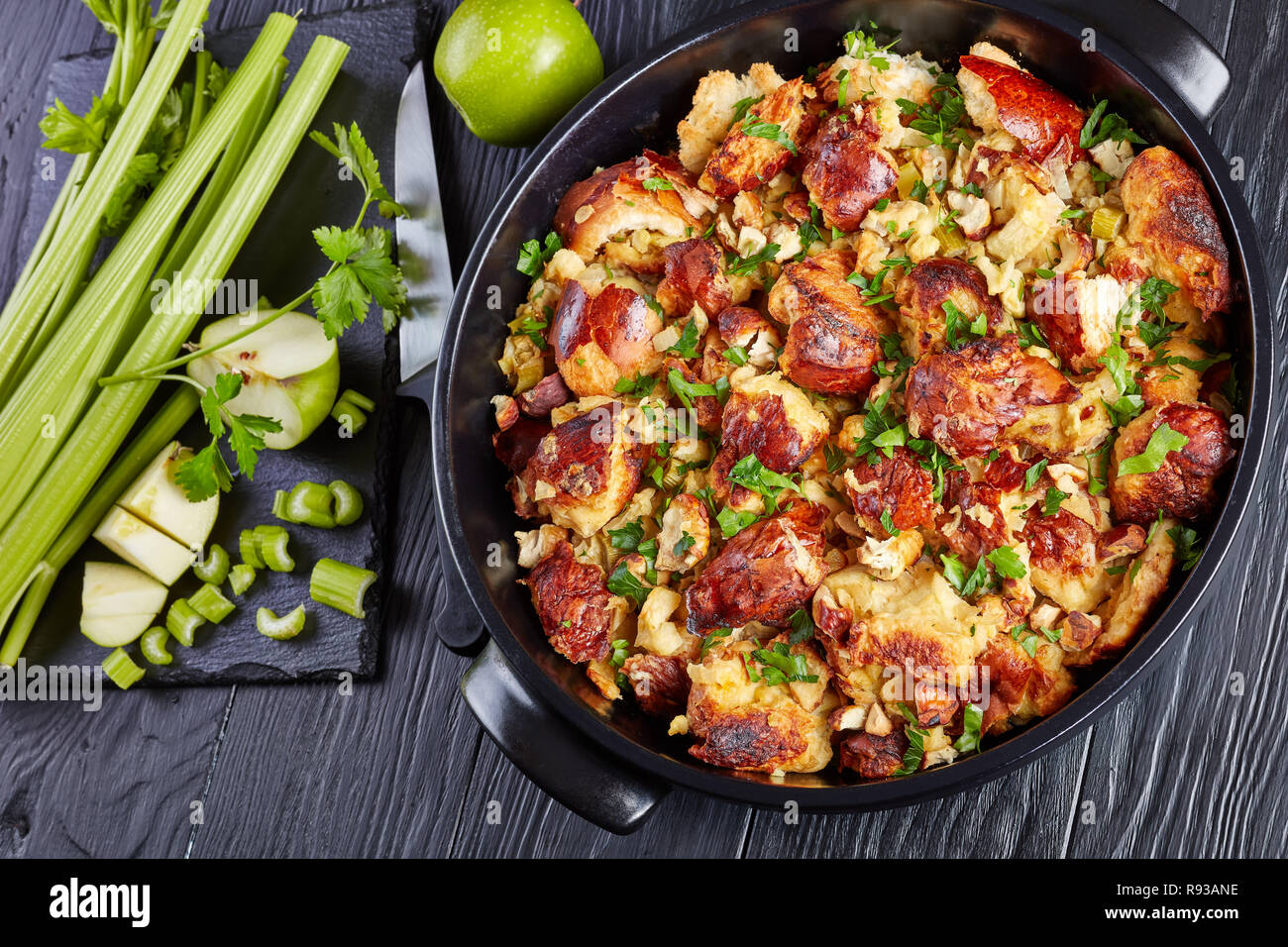 Versione classica del Ringraziamento o di natale ripieno con croccante, rosolato top, fatta con pane, sedano, cipolla, mele, castagne e le erbe in un nero Foto Stock