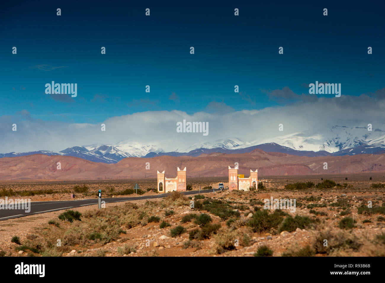 Il Marocco, Alt Illit, Amerzgane Gateway in Dades Gorge regione coperta in grafitti Foto Stock