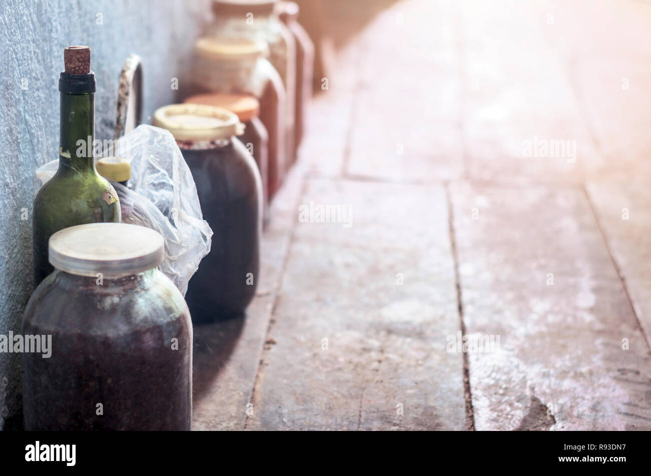 Tappi di plastica per bottiglie di vino immagini e fotografie stock ad alta  risoluzione - Alamy