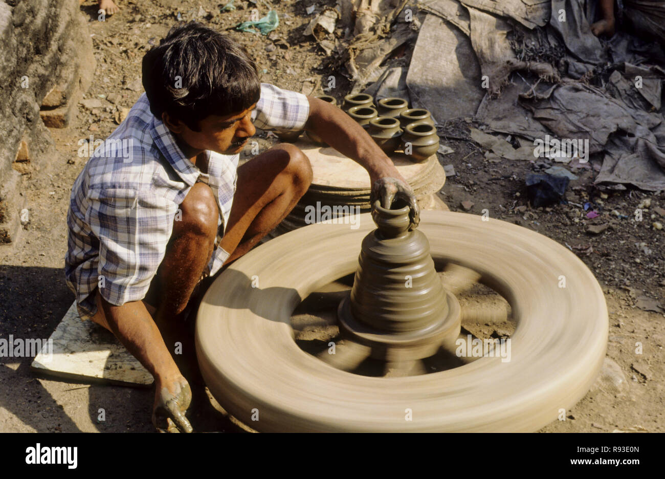 Potter, uomo rendendo pentole su ruota, India Foto Stock