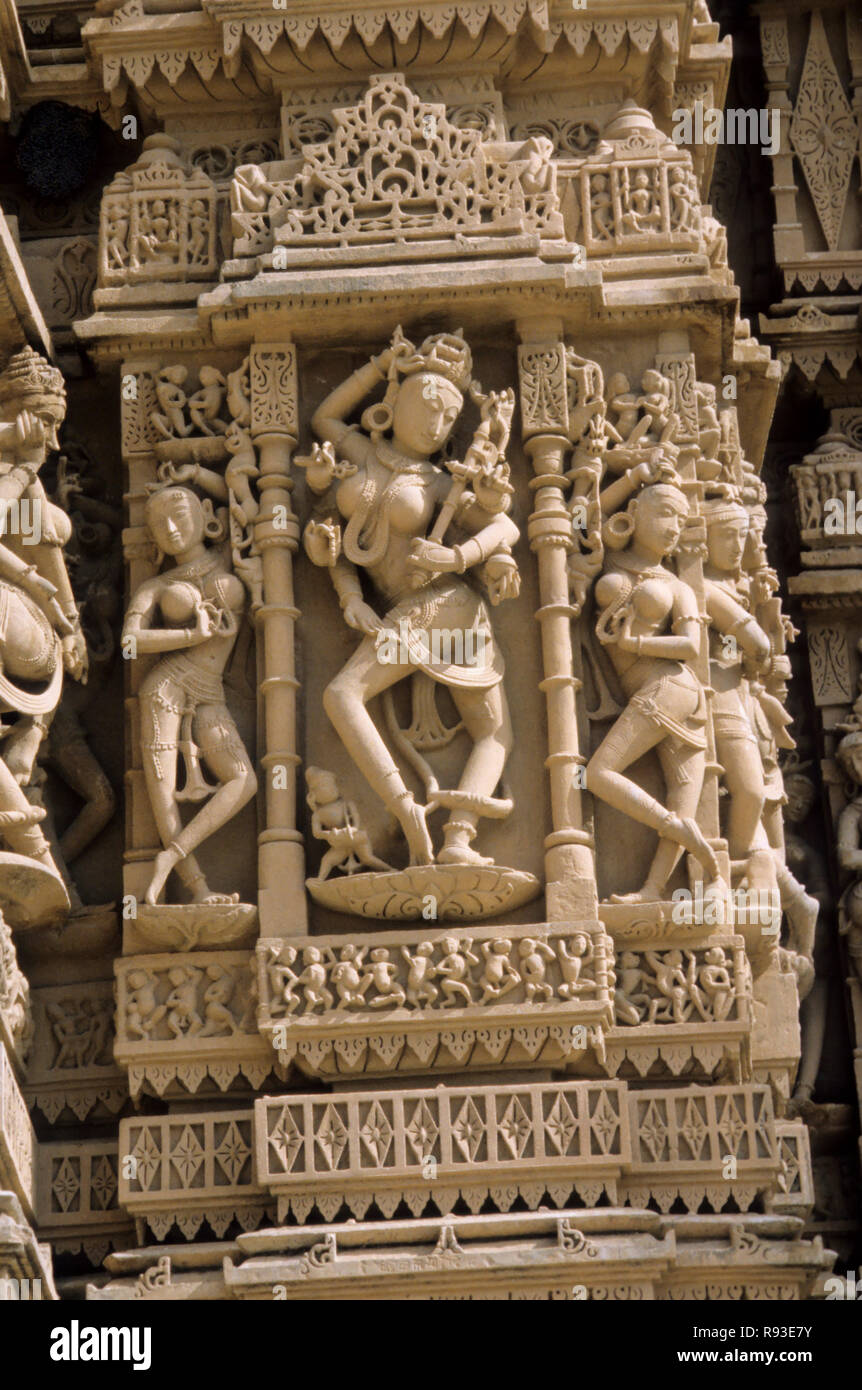 Statue di 100 anni Taransa tempio Jain, Rajasthan, India Foto Stock