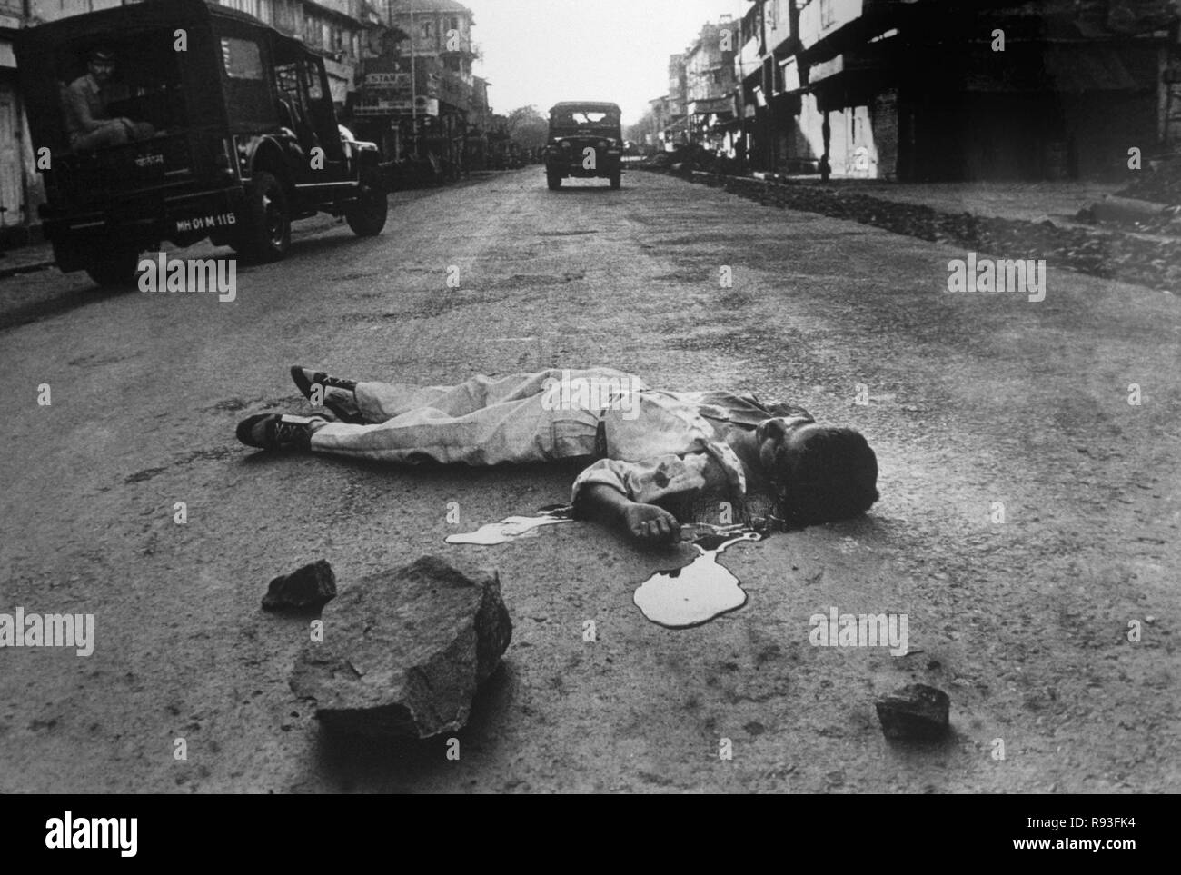 Rivolte di Bombay nel dicembre 1992, uomo morto su strada durante le rivolte di Bombay a Bombay, Mumbai, Maharashtra, India, vecchia immagine vintage del 1900s Foto Stock