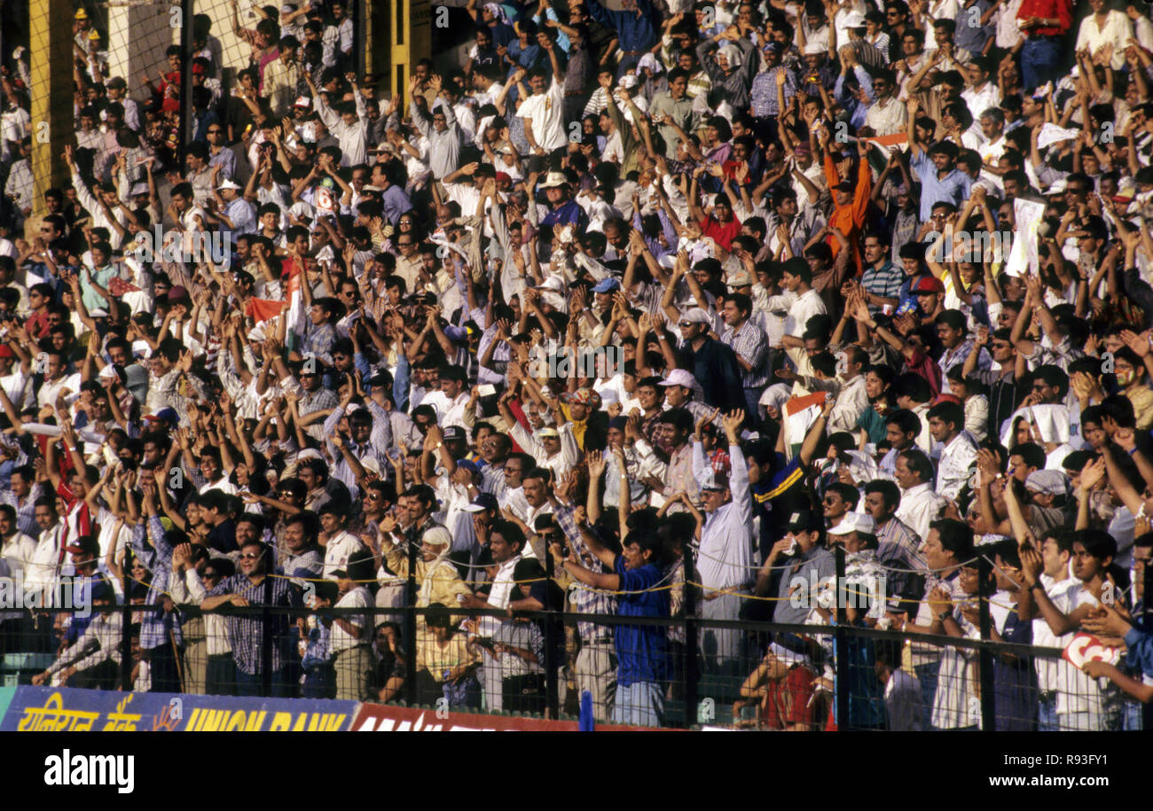 Folla al Cricket Stadium, Wankhede Stadium, Bombay, Mumbai, Maharashtra, India Foto Stock