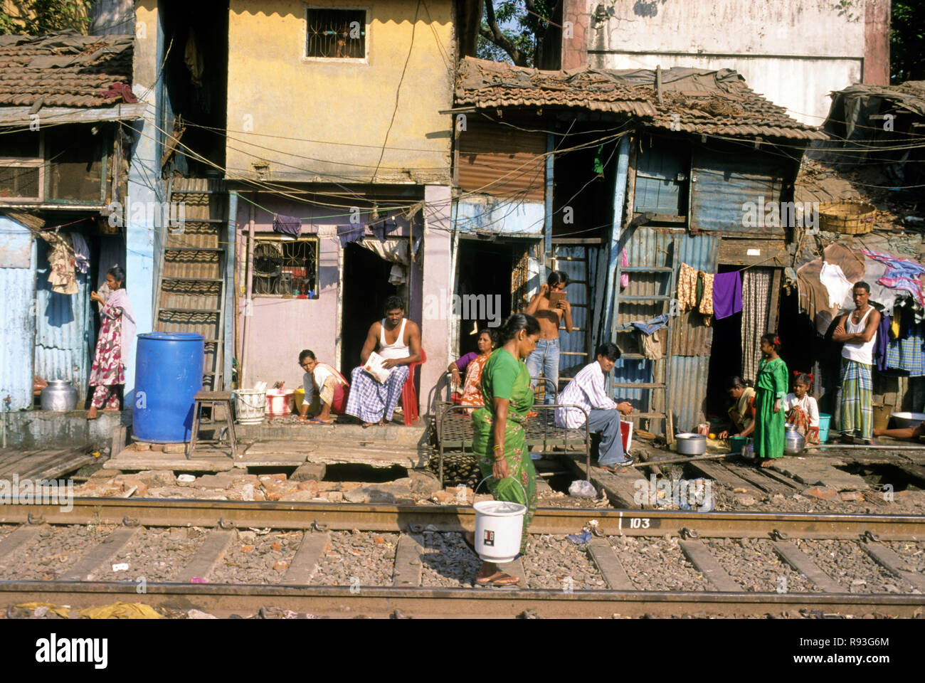 Baraccopoli vicino al binario ferroviario, Harbor Line, Mumbai Bombay, Maharashtra, India Foto Stock