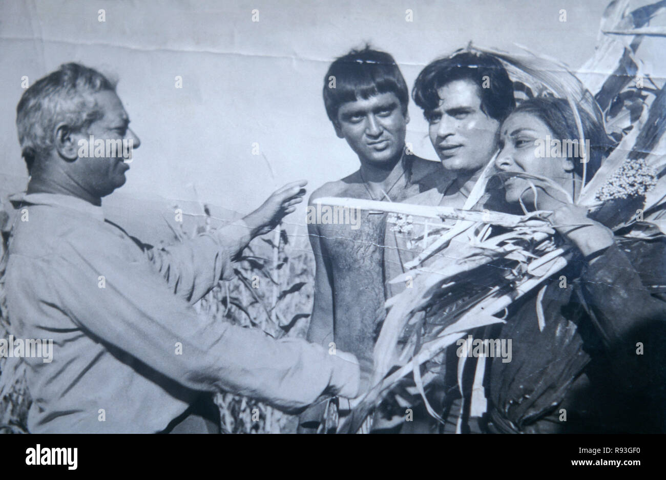 Attori di bollywood indiani Sunil Dutt Rajendra Kumar e l'attrice Nargis Dutt con il direttore Mehboob Khan nel film hindi Madre India, India, Asia Foto Stock