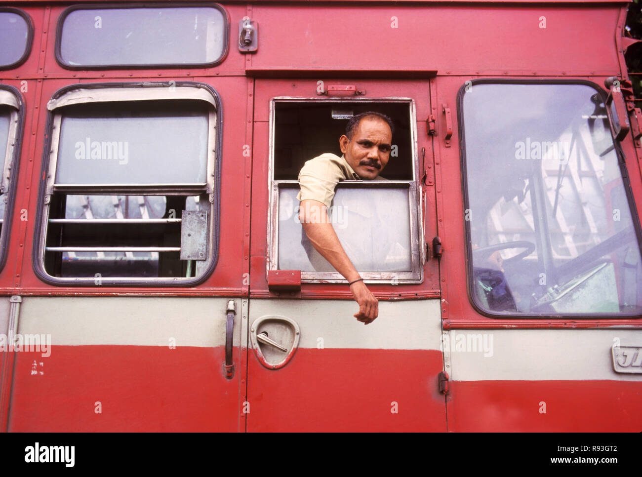 Conduttore di autobus e il conducente, BEST, Mumbai Bombay, Maharashtra, India Foto Stock