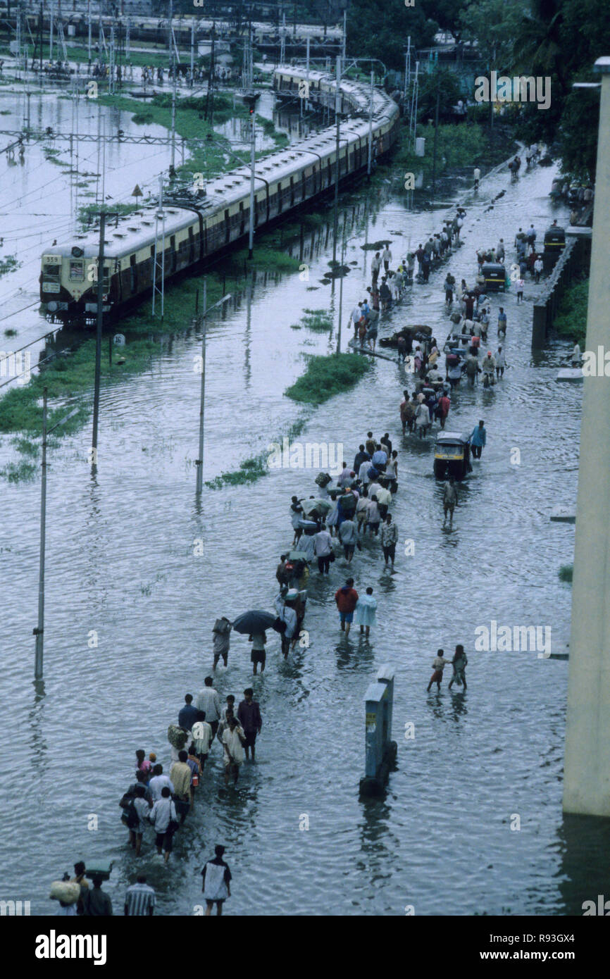 Pioggia pesante il caos del trasporto ferroviario, Mumbai Bombay, Maharashtra, India Foto Stock