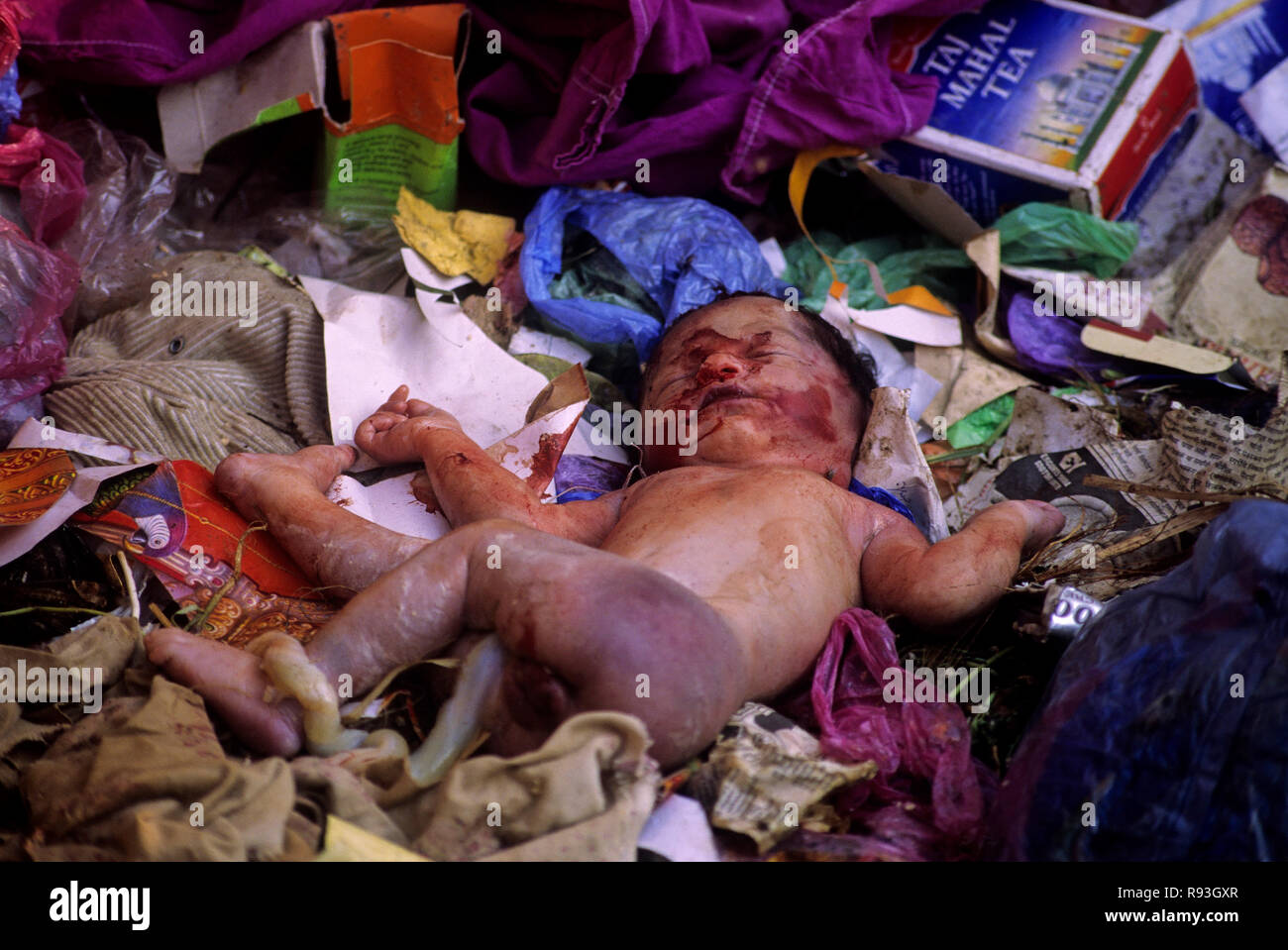 Bambino ucciso e lasciato nel bidone della spazzatura, Mumbai Bombay, Maharashtra, India Foto Stock