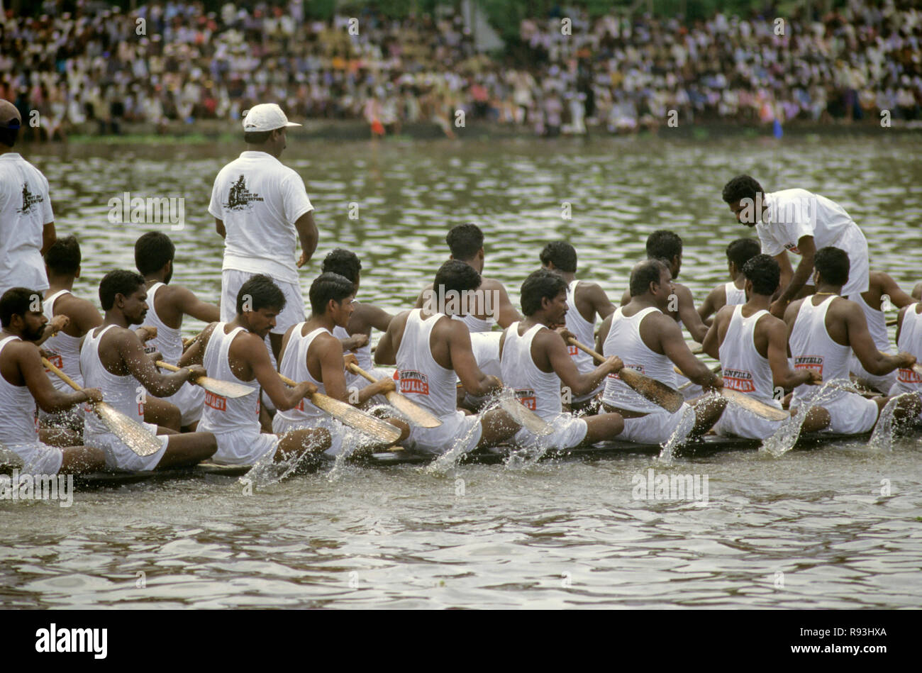 Gli uomini che partecipano a Nehru Boat Race Festival, il onam Snake Boat Race, Alappuzha, Kerala, India Foto Stock