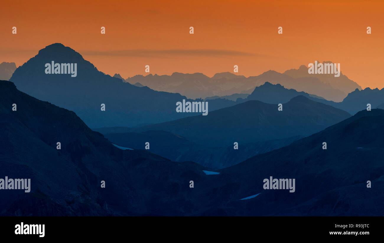 Atmosfera mattutina, sfalsate le gamme della montagna all'alba, alta Engadina, Diavolezza, Alpi orientali, in Engadina, Svizzera Foto Stock