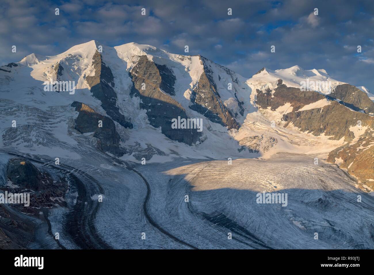 Gruppo del Bernina nella prima luce il Piz Palü, Bellavista, ghiacciaio Pers, Diavolezza, Alpi orientali, in Engadina, Svizzera Foto Stock