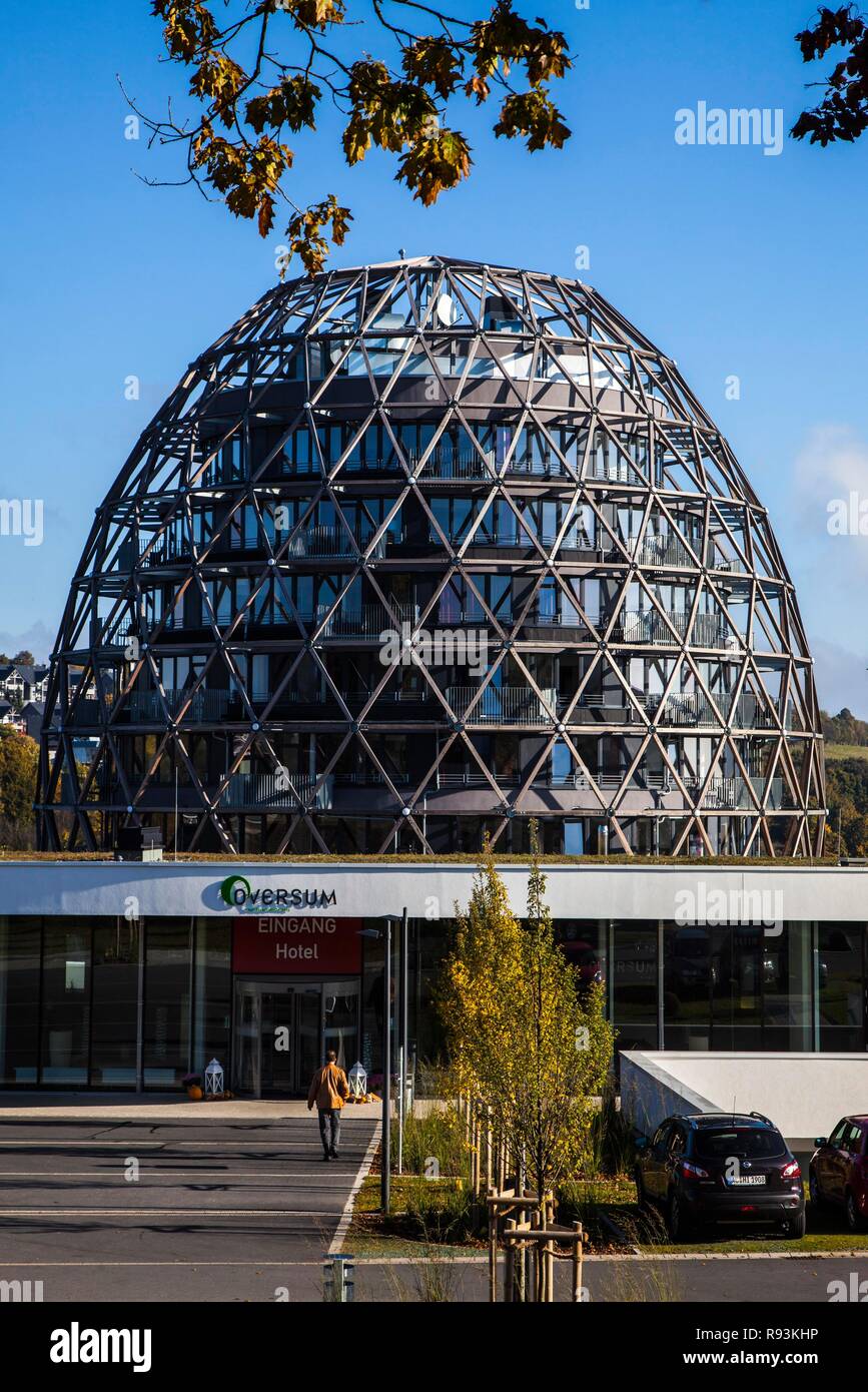 Oversum Hotel, un hotel, spa e sala conferenza conformata come un uovo, sui giardini termali di Kurpark a Winterberg, Winterberg Foto Stock