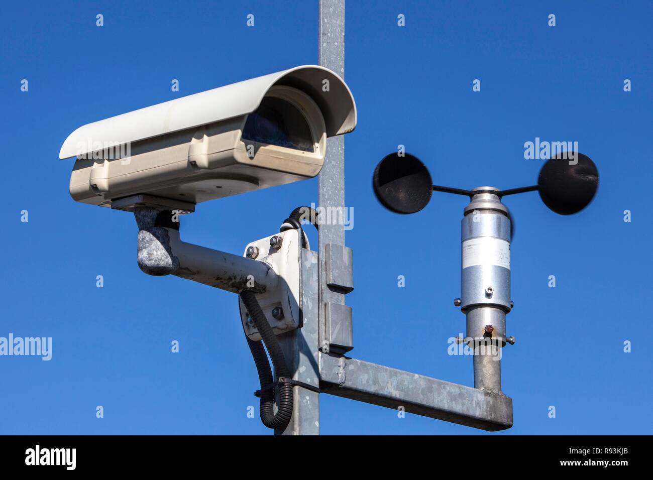 Videocamera di sorveglianza e un anemometro per misurare la velocità del vento Foto Stock