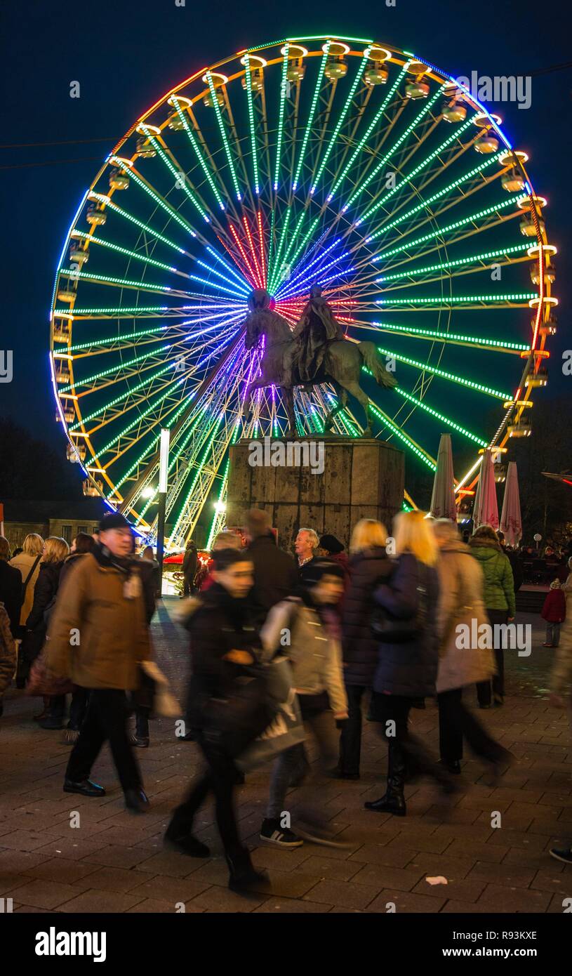 Fiera di natale, ruota panoramica Ferris su Burgplatz, Kettwiger Strasse, zona pedonale nel centro di Essen, Essen Foto Stock