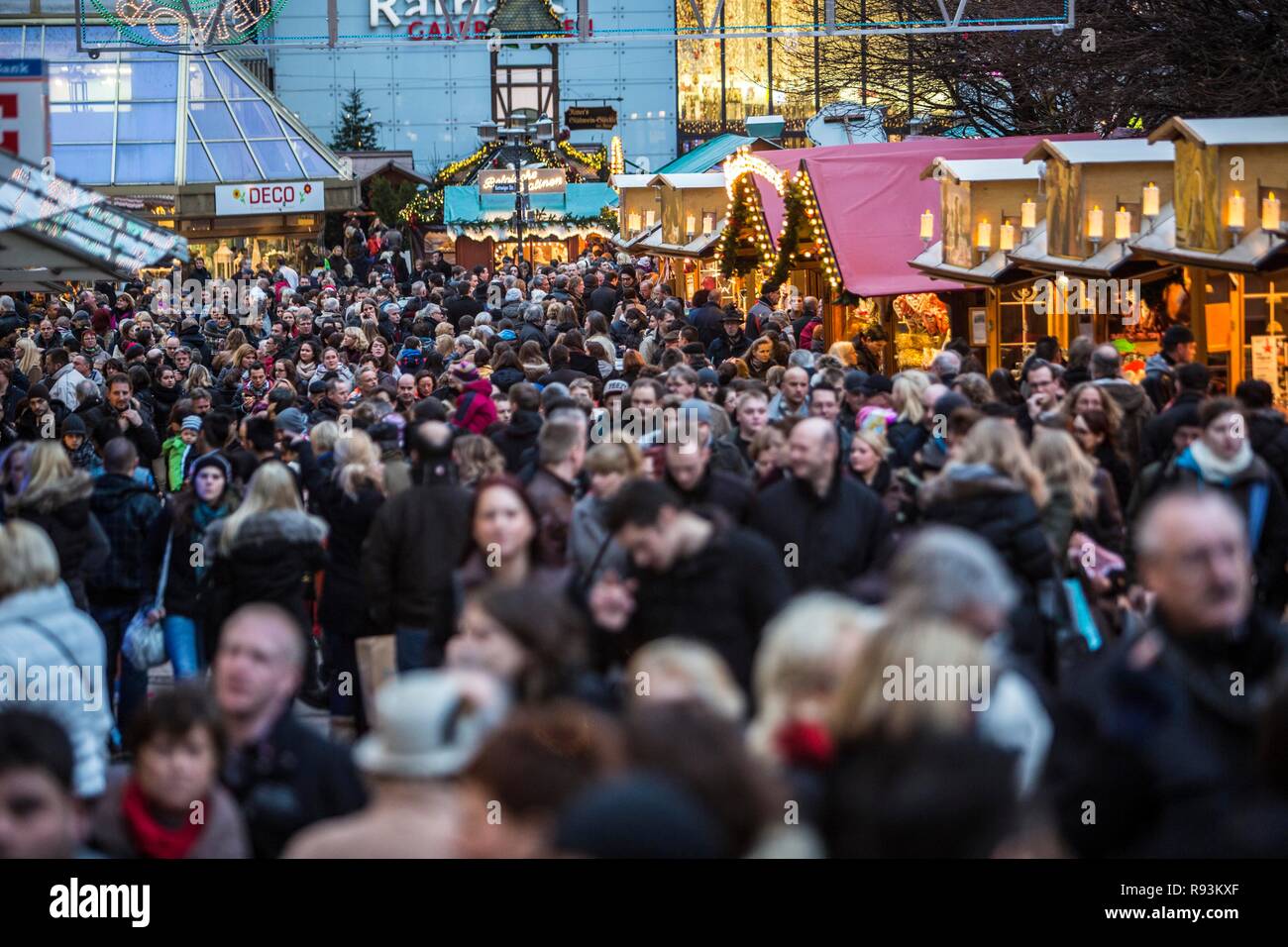 La folla assiepati tra i negozi e il mercato di Natale di bancarelle, strada pedonale nel centro di Essen, An der Porschekanzel Foto Stock