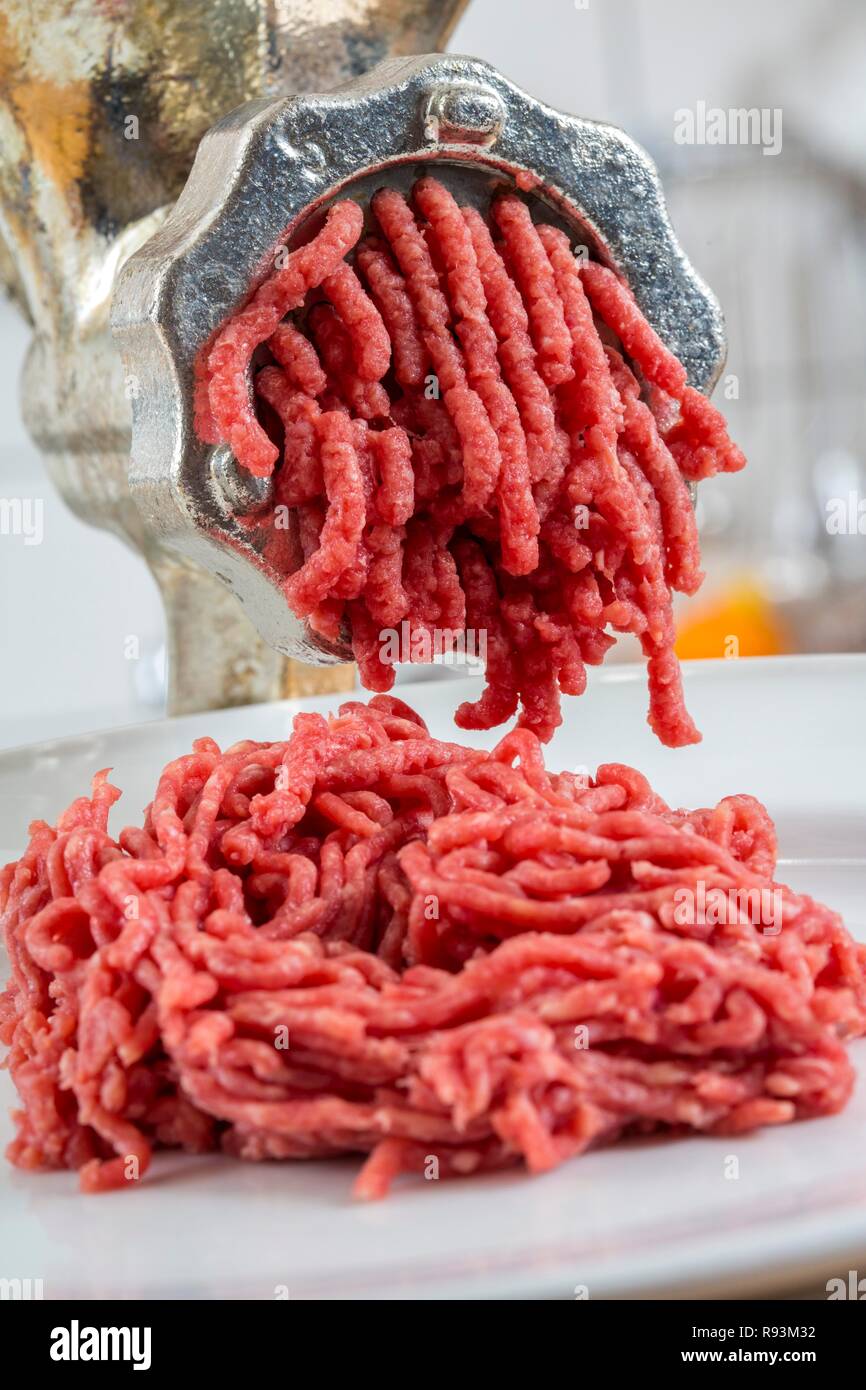 Carni macinino, macinazione di carni fresche in carni macinate Foto Stock