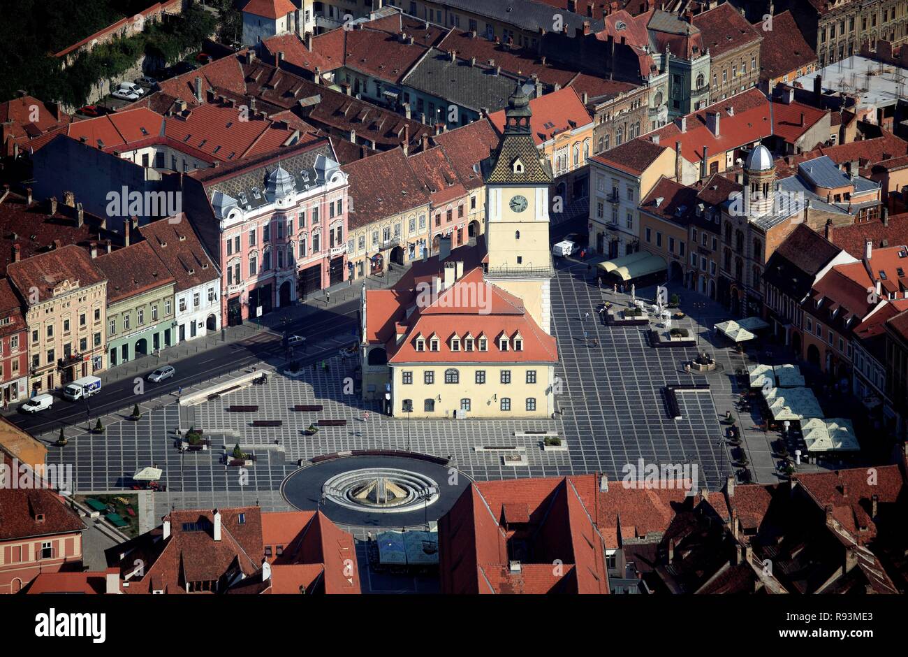 Centro storico di Brasov con l'ex municipio, Casa Primariei, in Piata Sfatului Square, City Centre, Braşov Foto Stock