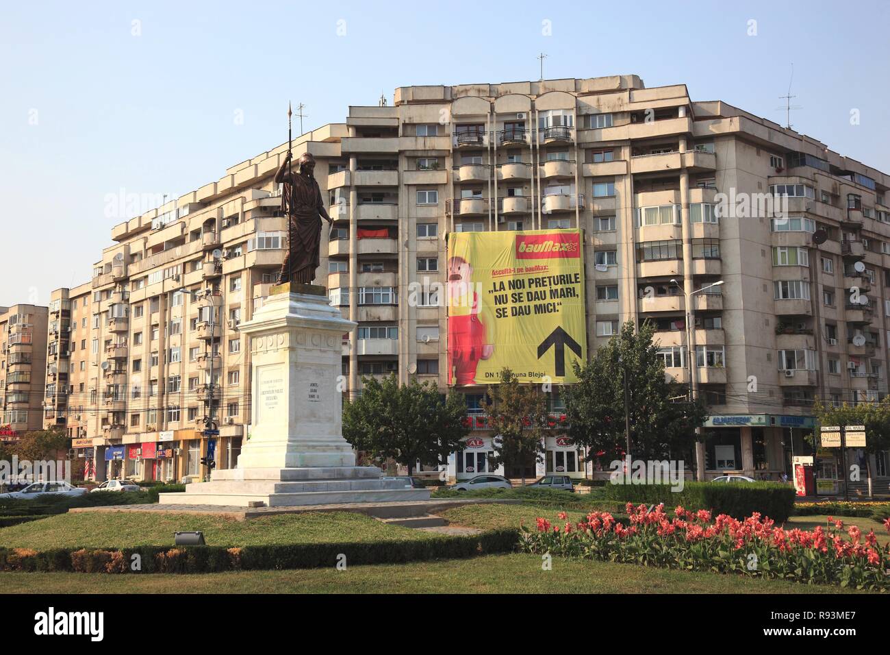 Calcestruzzo prefabbricato appartamento edificio con un grande poster pubblicitario per un negozio di ferramenta, Piata Eroilor, Ploiesti Foto Stock