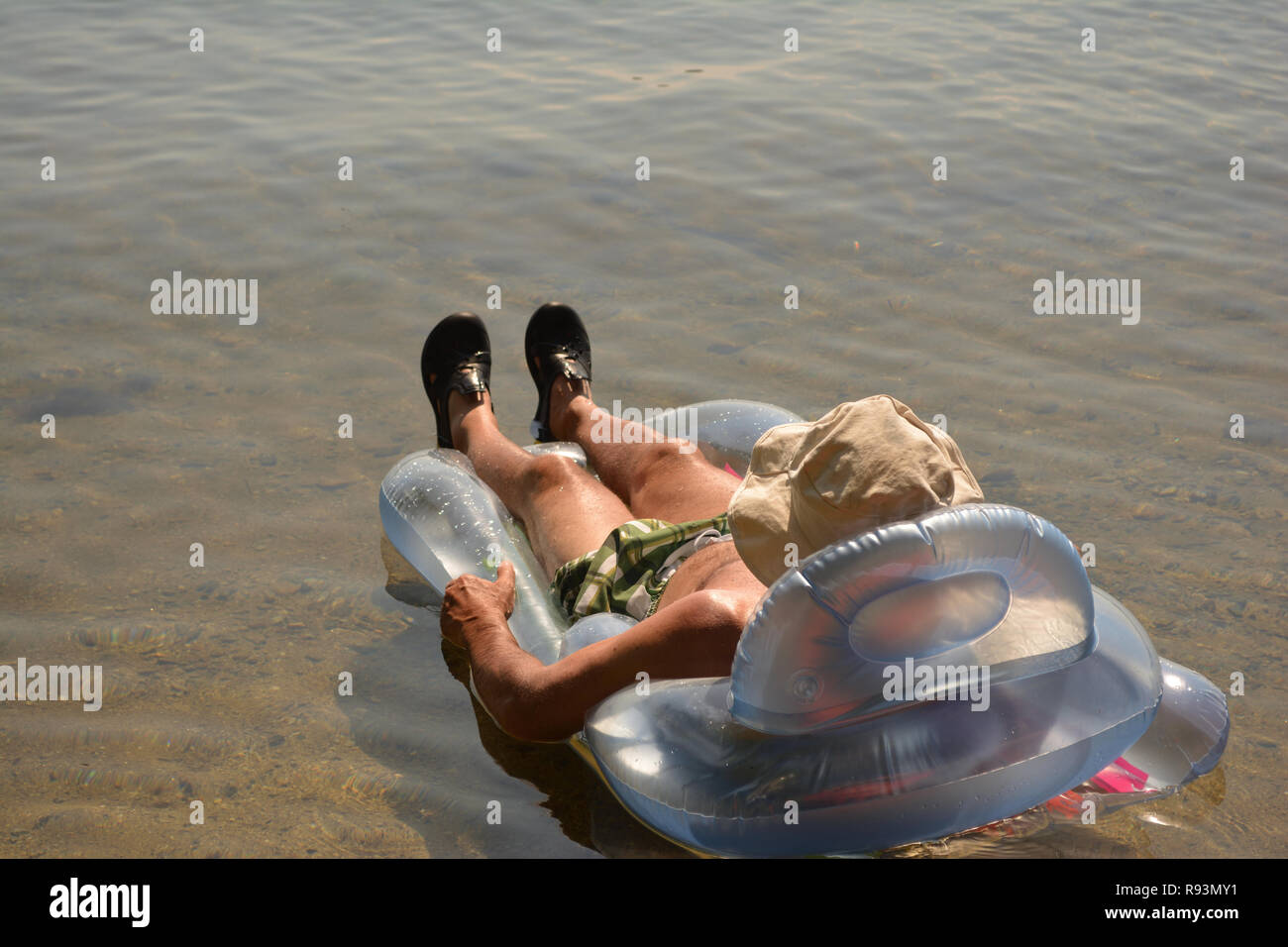 pensionati galleggianti su una zattera esplosiva Foto Stock