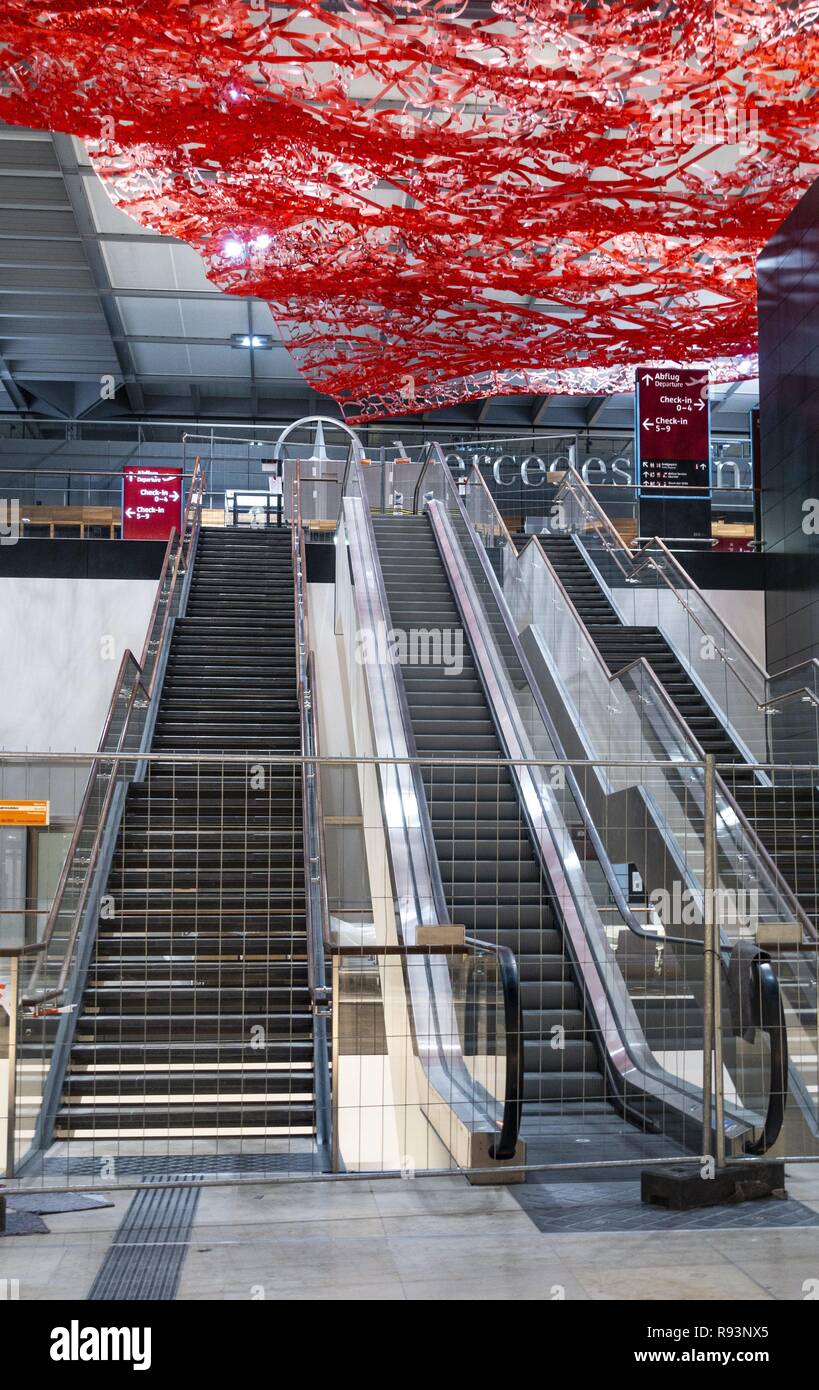 Le scale mobili tra i pavimenti al terminal principale del futuro aeroporto  Capital BER sono ora programmato per entrare in funzione nell'ottobre 2020.  (11 dicembre 2018) | utilizzo in tutto il mondo