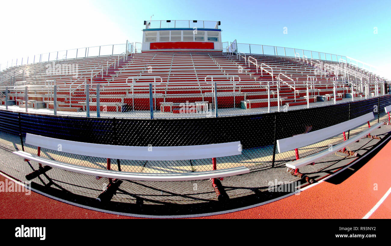 Un occhio di pesce foto di una scuola locale stadio atletico bleachers, panchine e via Foto Stock