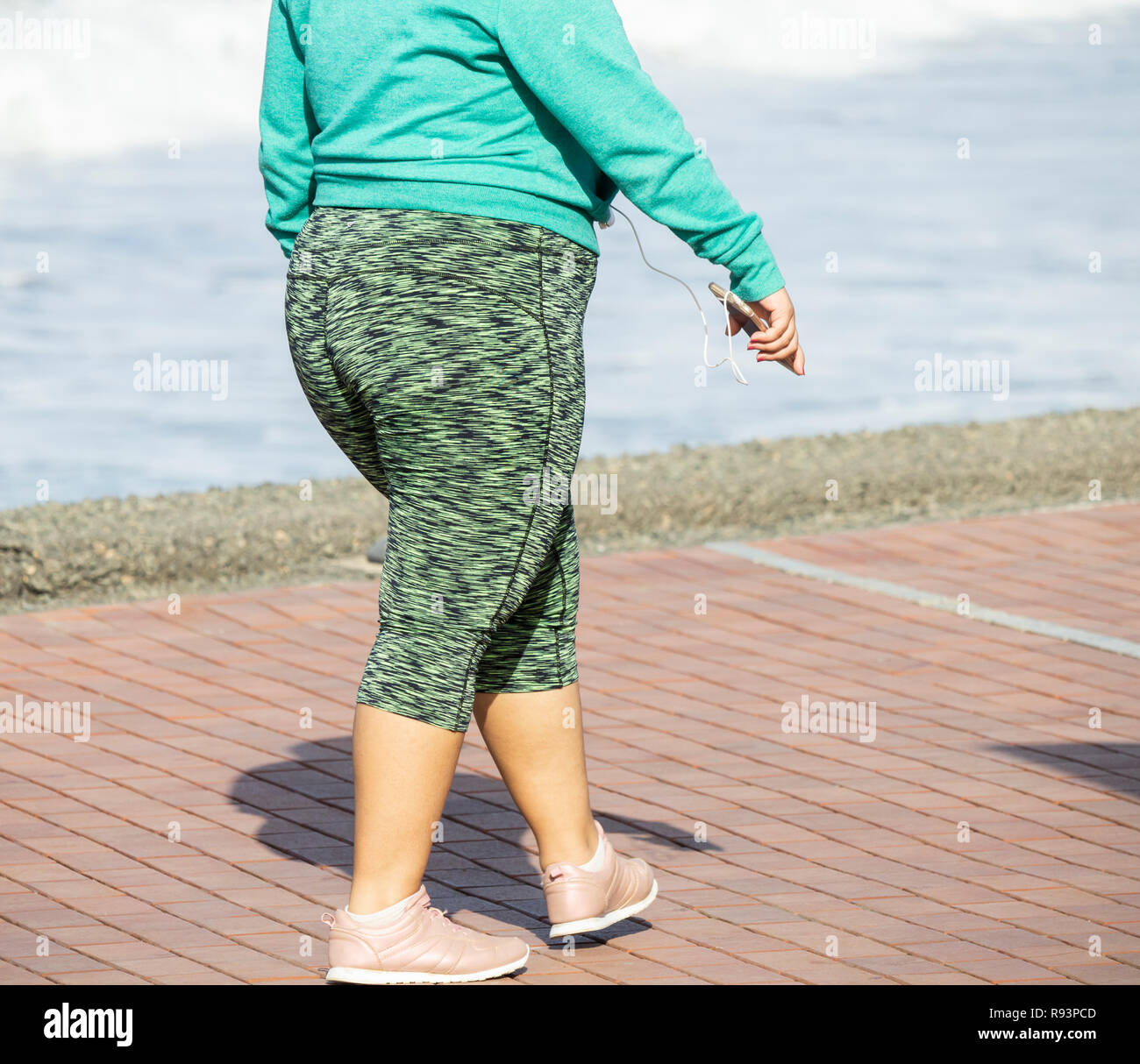 Donna obesa indossa gambali lycra esercizio. Foto Stock