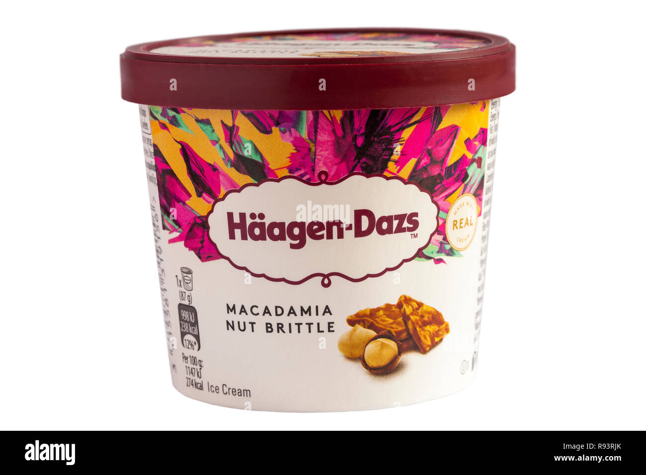 Vasca di Haagen-Dazs noce Macadamia fragile gelato, parte della nuova collezione di vaniglia mini tazze isolati su sfondo bianco Foto Stock