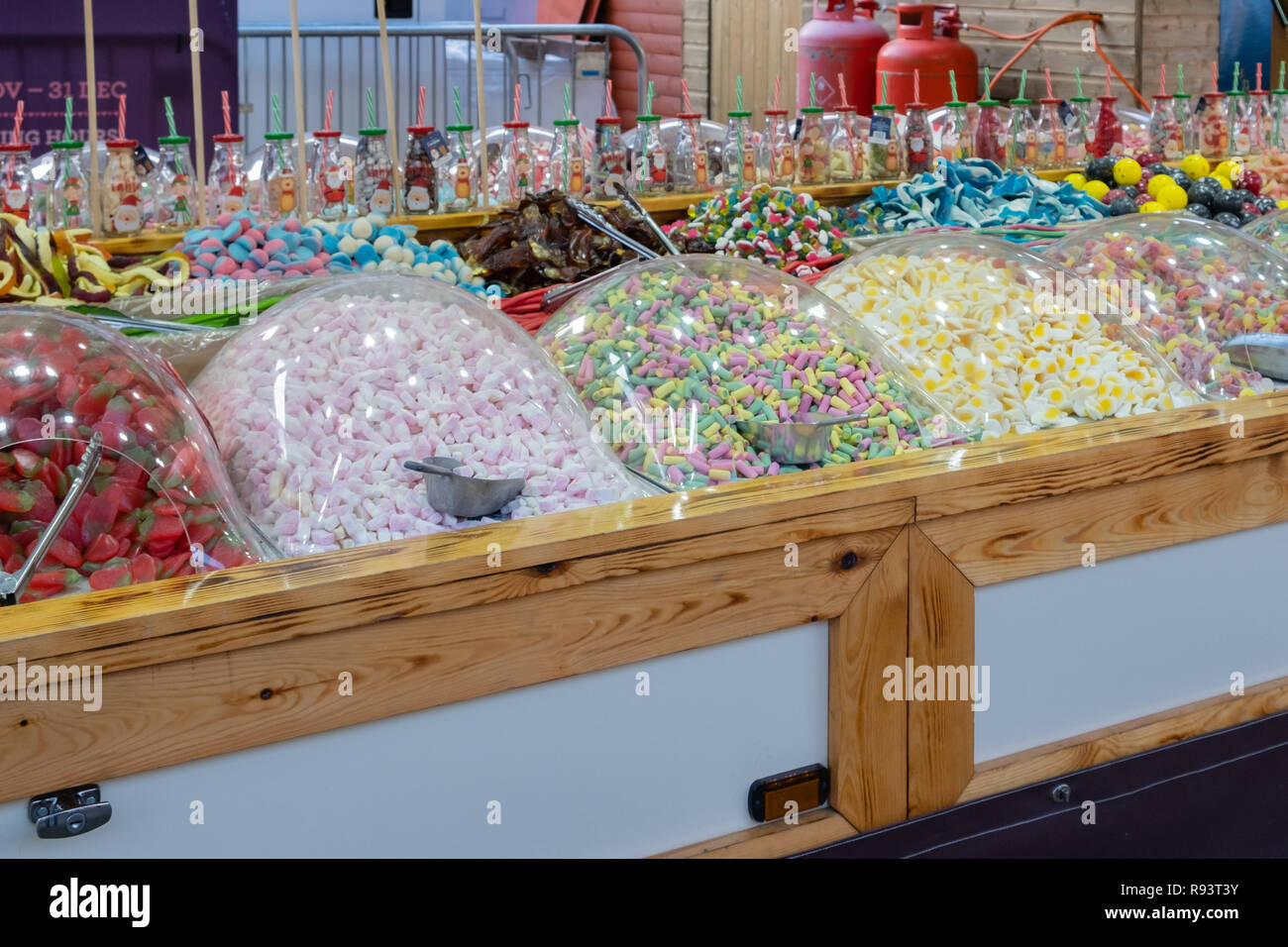 Un gigante di stallo di dolciumi e altri dolciumi presso la Glasgow fiera di Natale a. Dicembre Foto Stock