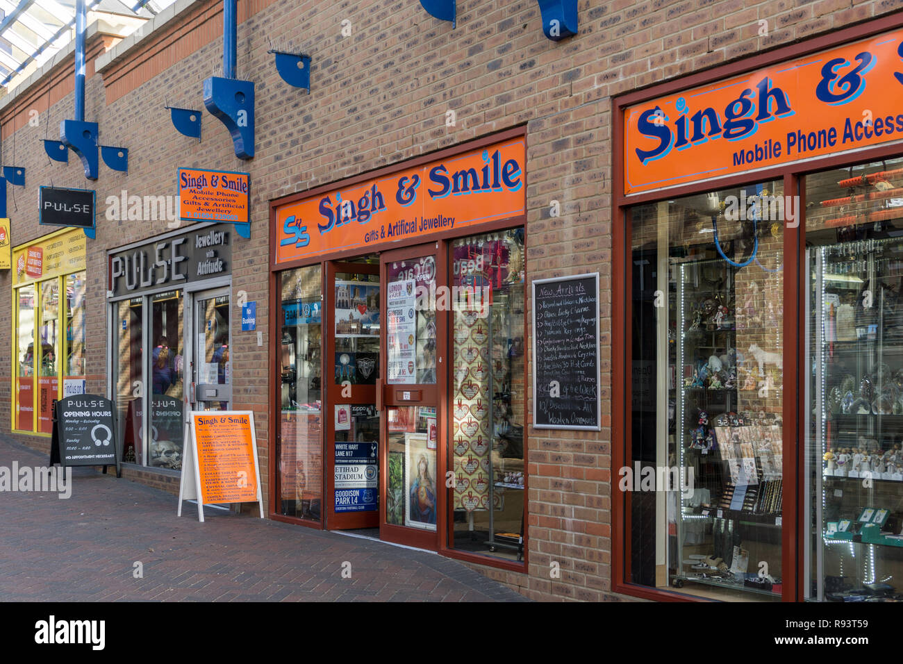 Singh & sorriso, un divertente nome per un negozio di regali e gioielli  artificiale, Northampton, Regno Unito Foto stock - Alamy