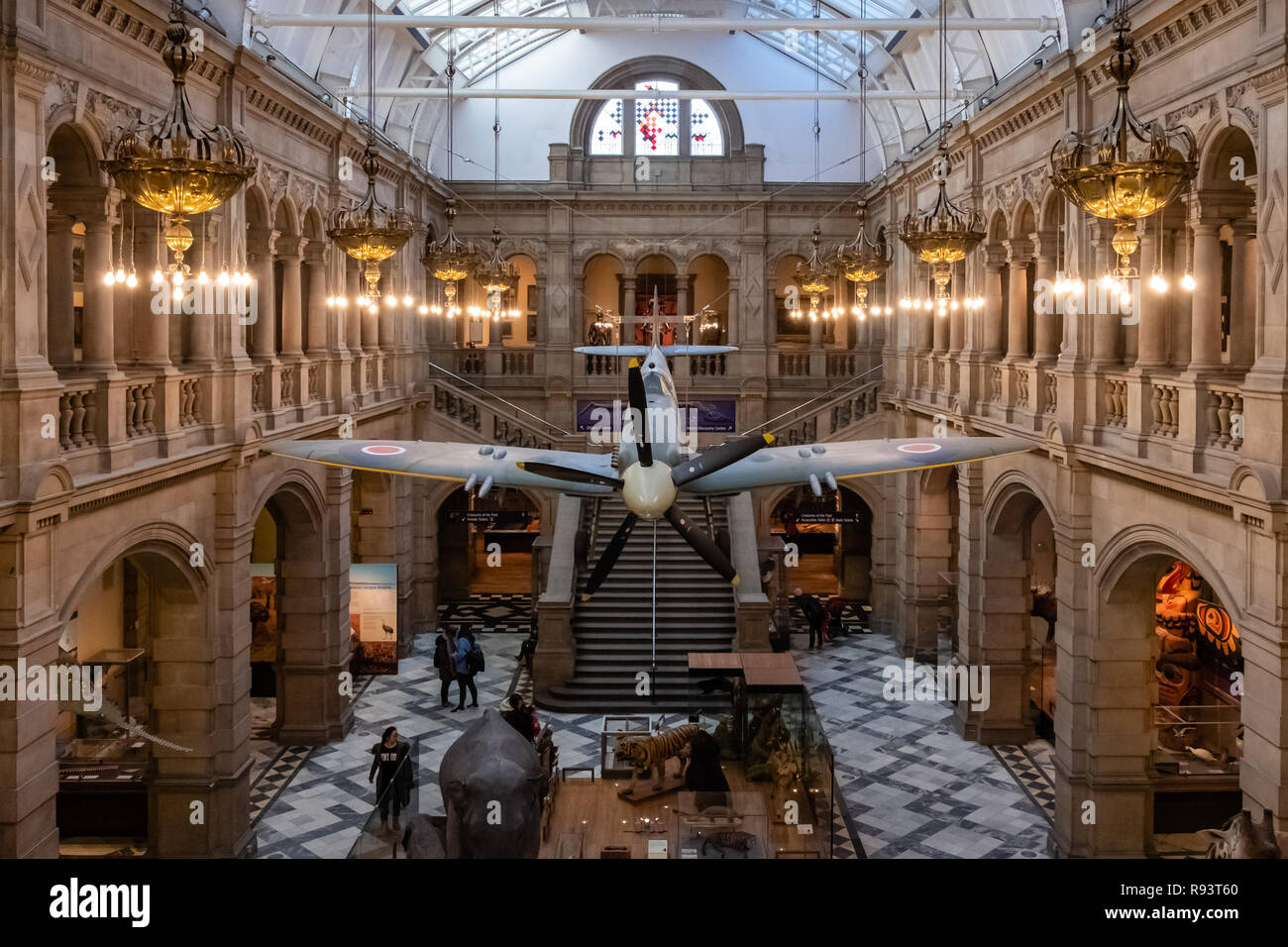 Glasgow, Scotland, Regno Unito - 14 dicembre 2018: entro il Kelvingrove Museum è sospesa una guerra mondiale 2 Spitfire aereo che è parte della loro commemor Foto Stock