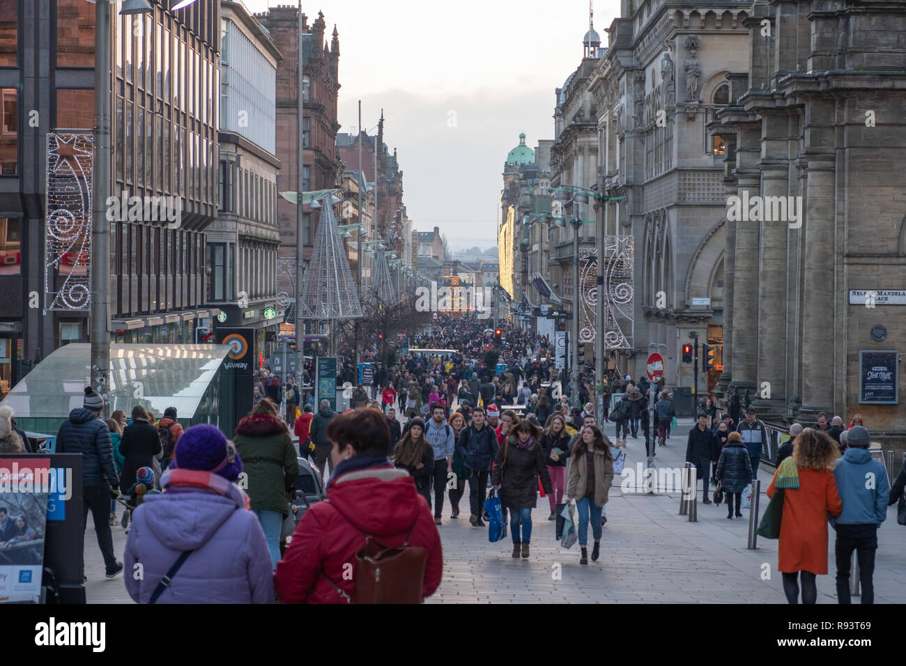 Glasgow, Scotland, Regno Unito - 14 dicembre 2018: Guardando giù Buchanan Street dal Glasgow Royal Concert Hall nel centro della città di Glasgow occupato con C Foto Stock