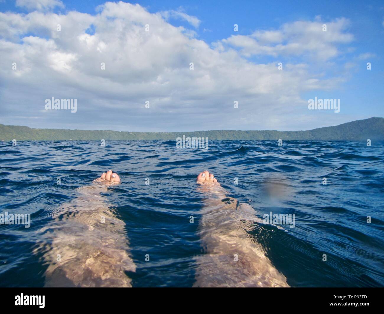 Una donna galleggianti in un cratere del lago in Nicaragua durante un viaggio attraverso l'America centrale Foto Stock