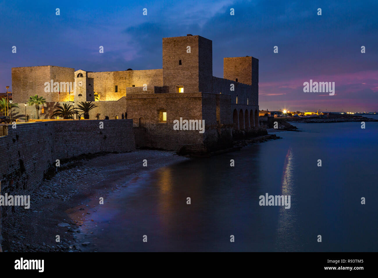 Castello svevo di Trani a Blue Hour, Puglia, Italia, Europa Foto Stock