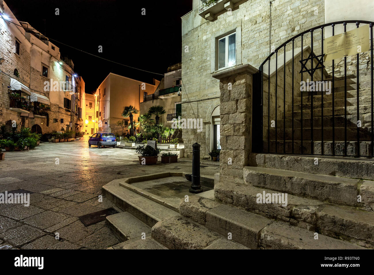 La sinagoga della Scola Grande dell'antico ghetto ebraico di Trani di notte. Trani, provincia di Barletta-Andria-Trani, Puglia, Italia, Europa Foto Stock