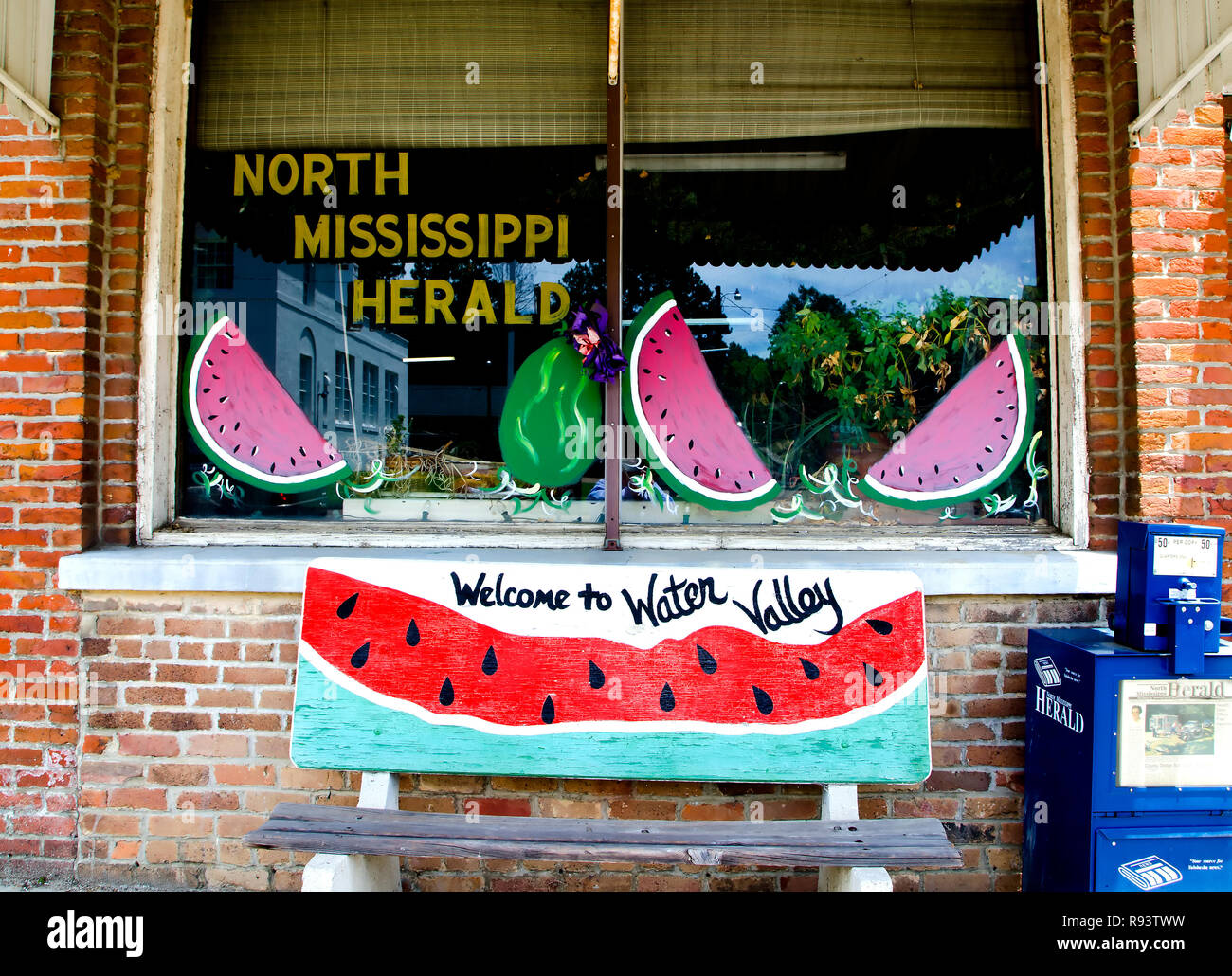 Dipinto di cocomeri decorare la finestra e panca al di fuori del Nord del Mississippi Herald office in acqua Valley, Mississippi. Foto Stock