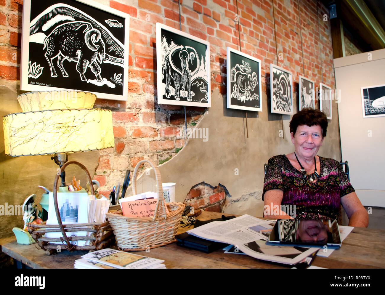 Artista Hanne Gaycken lavora in Bozart's Galleria, dove ella è uno dei 15 artisti che compongono il Bozart's Alliance in acqua Valley, Mississippi. Foto Stock