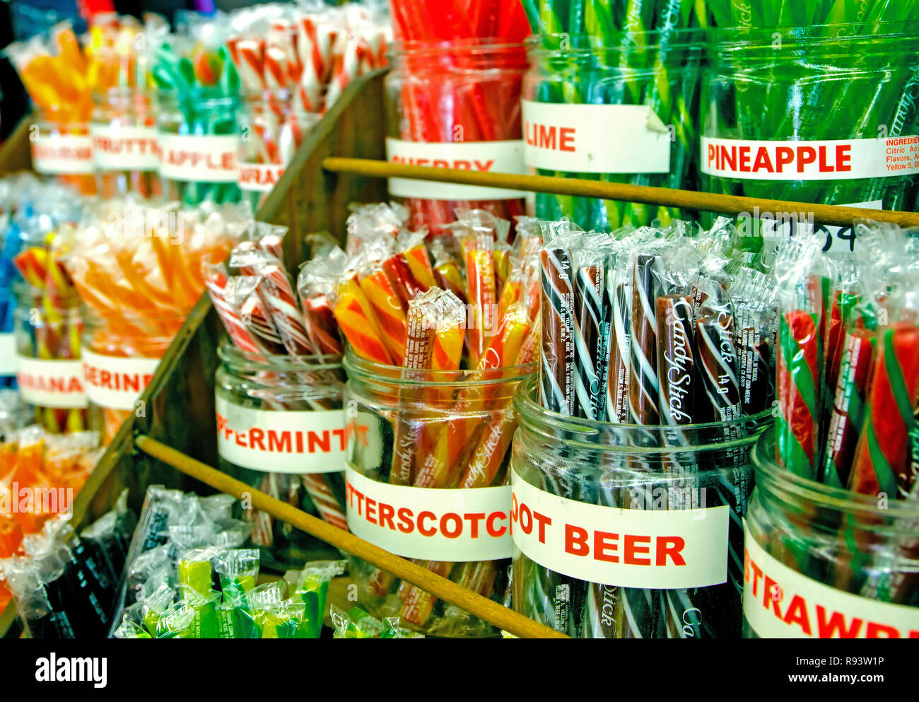 Turnage Drug Store in acqua Valley, Mississippi vende una varietà di hard-to-trovare elementi, compreso un vecchio stile candy bastoni. Foto Stock