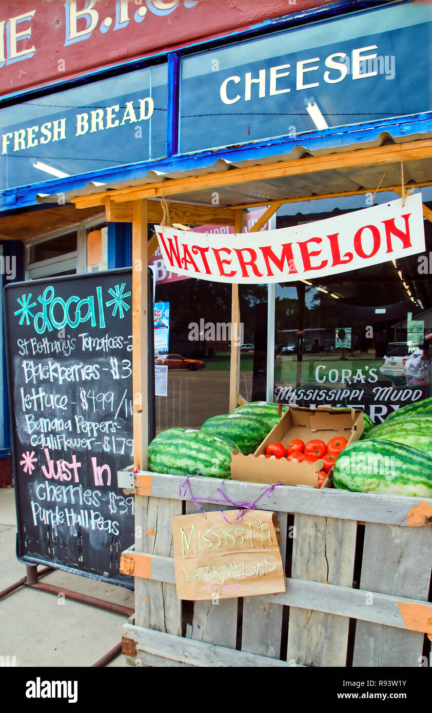 I cocomeri sono venduti su un supporto esterno B.T.C. Negozio di generi alimentari in acqua Valley, Mississippi. Foto Stock