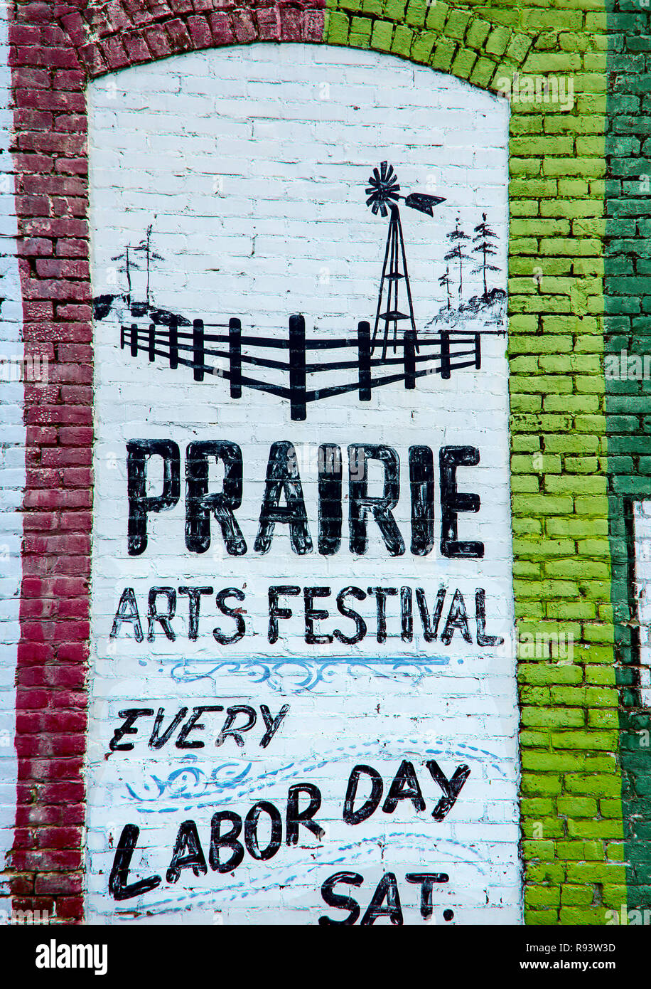 Un segno sul lato di un edificio nel centro di West Point, Mississippi pubblicizza il Prairie Arts Festival. Foto Stock