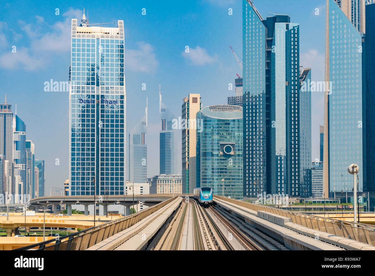 Vista del treno della metropolitana nel centro cittadino di Dubai Foto Stock