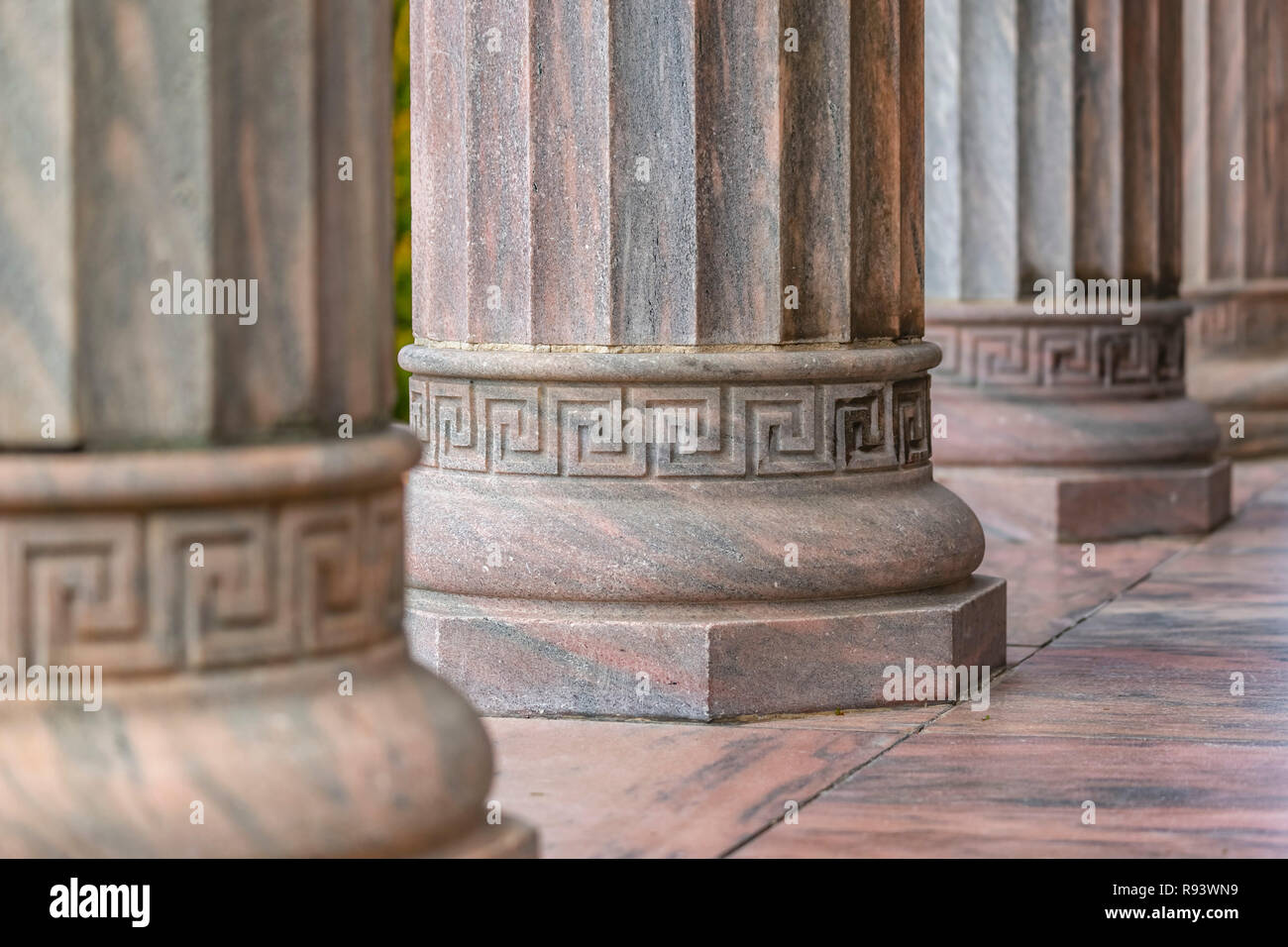 Colonne con la scanalatura verticale al di fuori di un edificio Foto Stock