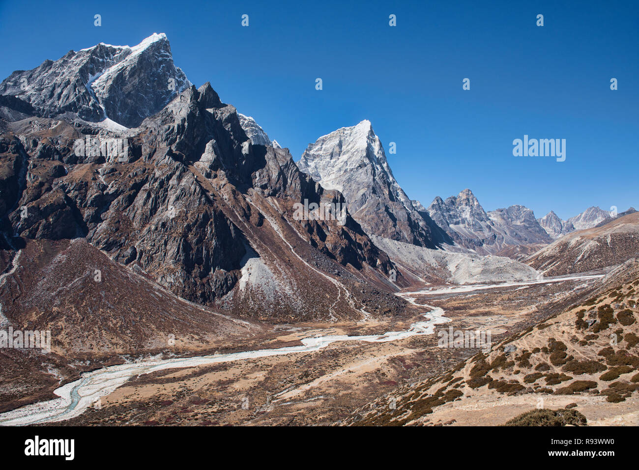 Trekking al Campo Base Everest sotto Cholatse e Taboche picchi, Khumbu, in Nepal Foto Stock