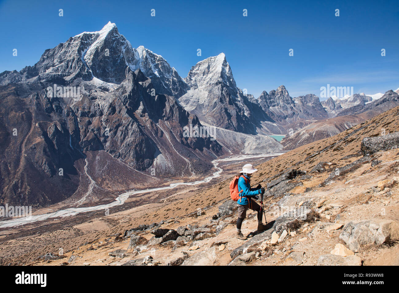 Trekking al Campo Base Everest sotto Cholatse e Taboche picchi, Khumbu, in Nepal Foto Stock