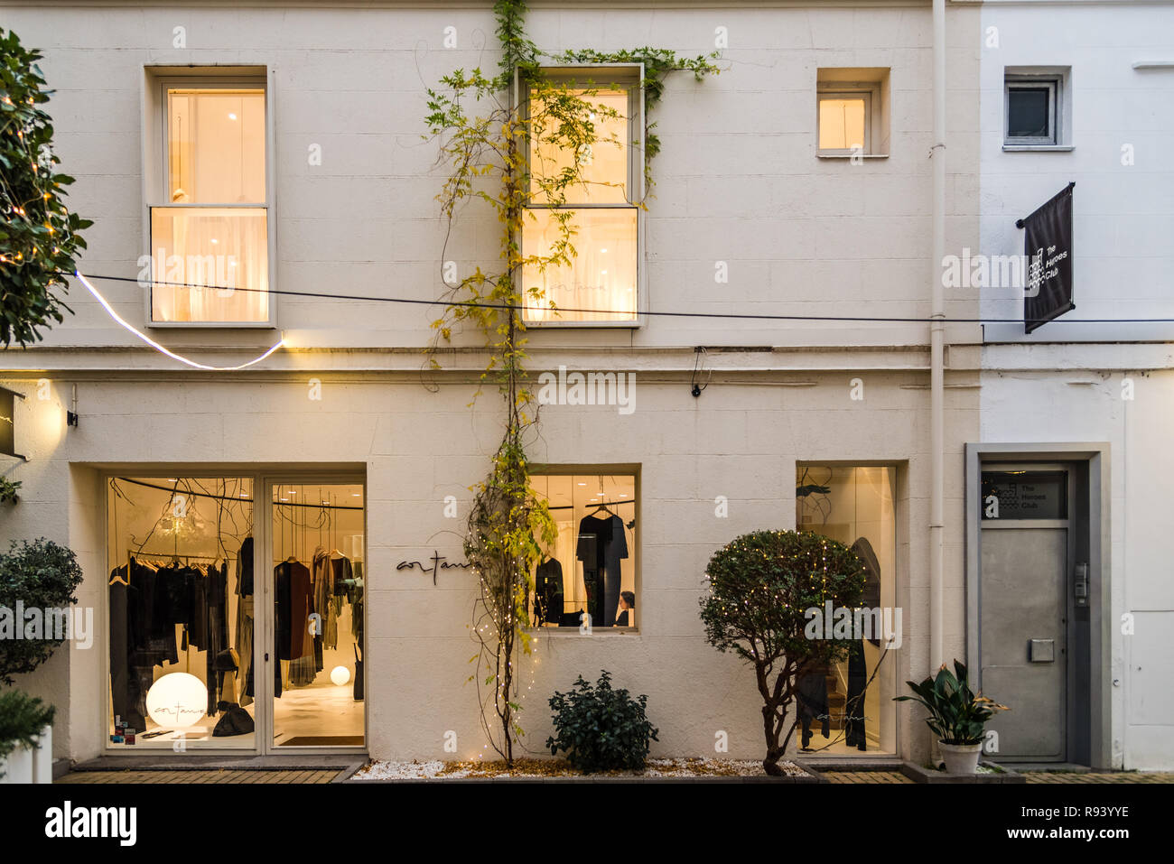 Madrid, Spagna - 15 dicembre 2018: Bella vicolo in Jorge Juan Street nel quartiere di Salamanca con negozi di lusso e gallerie d' arte Foto Stock