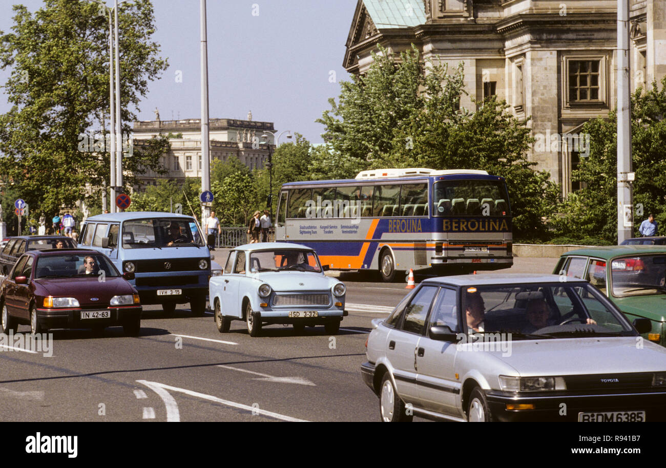 Il tedesco marca di automobili Trabant nel traffico di Berlino Foto Stock